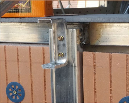 窗口裝飾線條具有輕質,高強,耐蝕,耐磨,剛度大等特點.表面經(jīng)陽*氧化著色表面處理,有鮮明的金屬光澤,耐光和耐氣候性能良好.